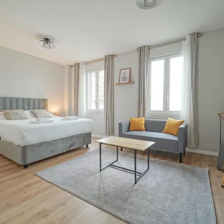 Trianon Ouen Отель *